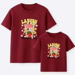 Camiseta Labubu Guiño 12 Camiseta Labubu Guiño -Roly Camiseta Labubu guino granate