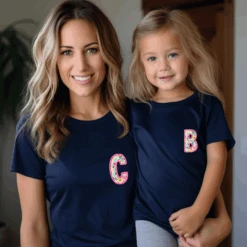 Camiseta Personalizada Inicial Flores Rosas -Roly Camiseta Personalizada Inicial Flores Rosas azul marino