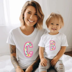 Camiseta Personalizada Inicial Flores Rosas -Roly Camiseta Personalizada Inicial Flores Rosas blanca 2