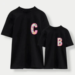 Camiseta Personalizada Inicial Flores Rosas -Roly Camiseta Personalizada Inicial Flores Rosas negra 2