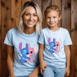 Camiseta Stitch Abrazo -Roly Camiseta Stitch Abrazo celeste