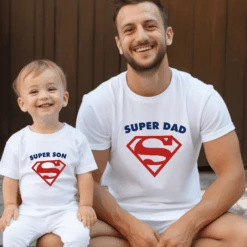 Camiseta Superdad, Mom And Children -Roly Camiseta Superdad mom and children blanca